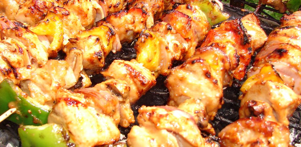 Brochettes de poulet mariné au citron et yaourt à la grecque