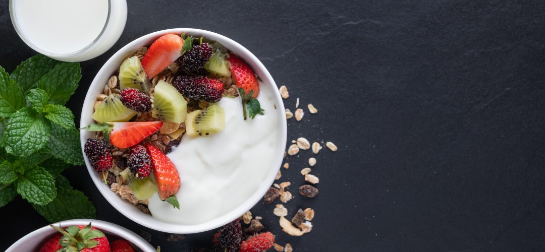 bol de granola avec du fromage blanc et des fruits