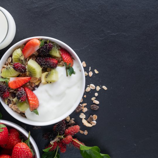 bol de granola avec du fromage blanc et des fruits