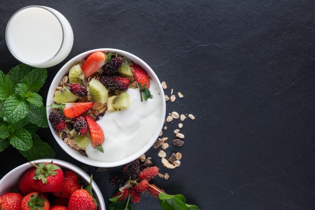 bol de granola avec du fromage blanc et des fruits