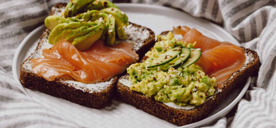 toast saumon avocat - recette printanière