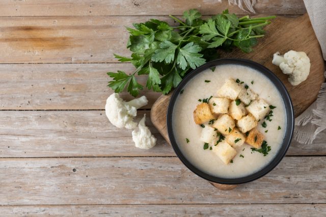 velouté de chou-fleur sur table en bois - recette printanière