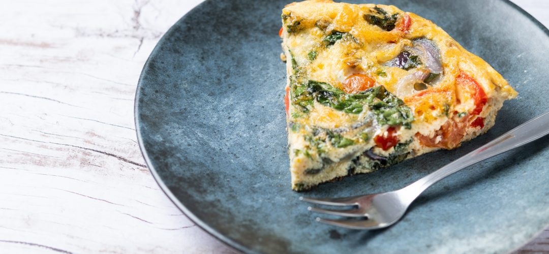 flan salé aux légumes du soleil dans une assiette