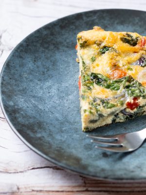 flan salé aux légumes du soleil dans une assiette