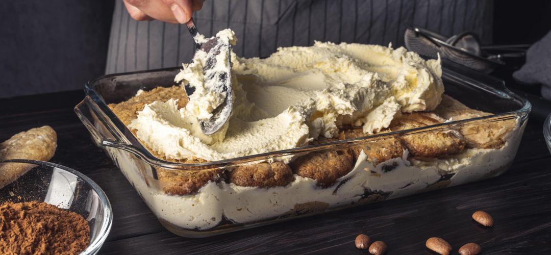 tiramisu à la crème de marrons en train d'être préparé