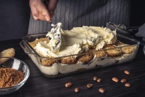 desserts tiramisu à la crème de marrons en train d'être préparé